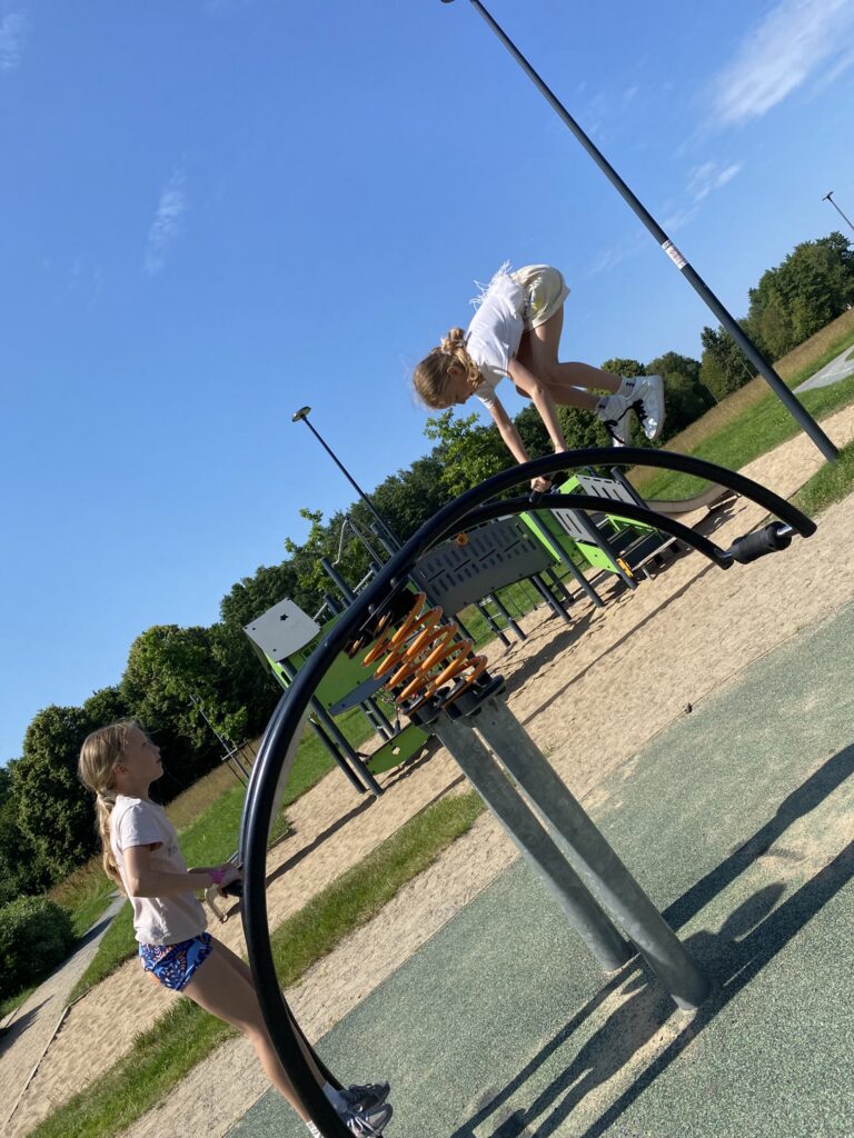 Päevalaager lapsed mänguväljakul