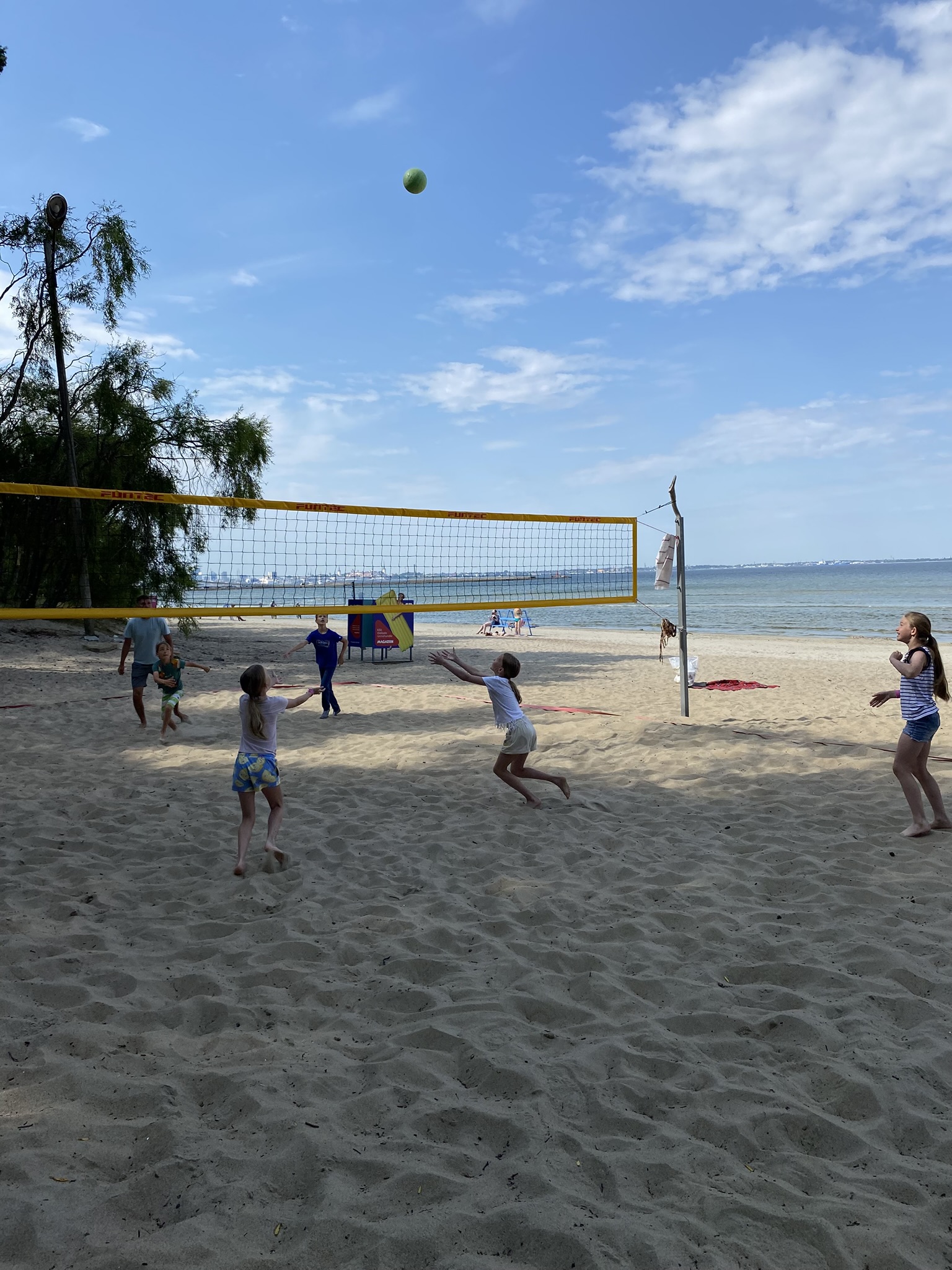 Päevalaager võrkpalli mängimine